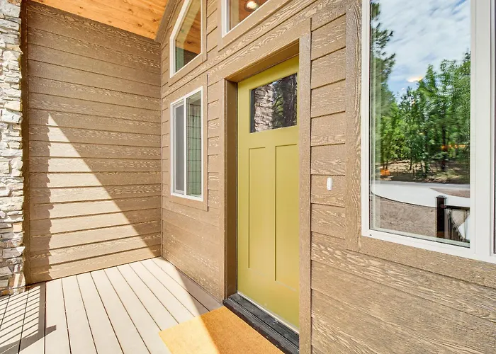 Fire Pit + Deck: Airy Near Pinetop Lakes *