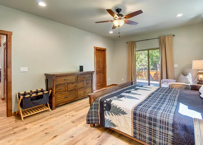 Fire Pit + Deck: Airy Near Pinetop Lakes Holiday home