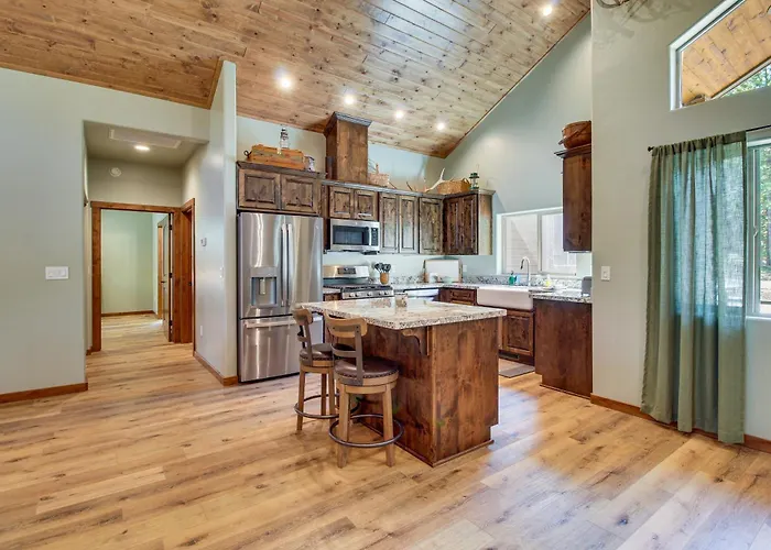 Fire Pit + Deck: Airy Near Pinetop Lakes Indian Pine
