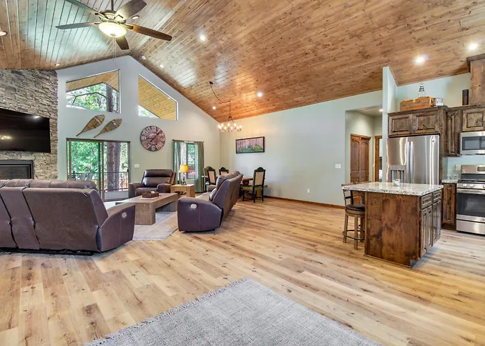 Fire Pit + Deck: Airy Near Pinetop Lakes
